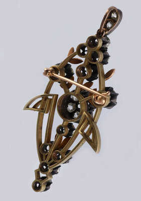 Брошь из желтого, розового и белого металла, общим весом 18,58 грамма, содержит природные вставки из бриллиантов